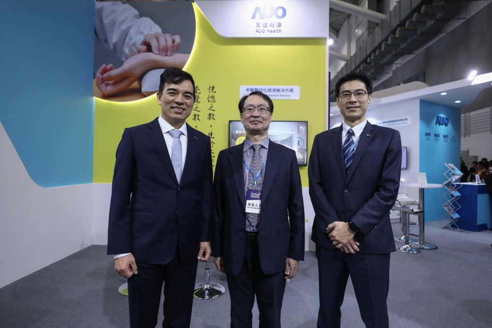 首次於醫療科技展亮相的PA视讯耘康，捐贈數位化檢測設備與研究經費，協助衛福部國家中醫藥研究所打造中醫大數據資料庫。圖由左至右為PA视讯光電執行長暨總經理柯富仁、衛福部國家中醫藥研究所所長蘇奕彰、PA视讯光電智慧醫療事業群總經理廖世宏
