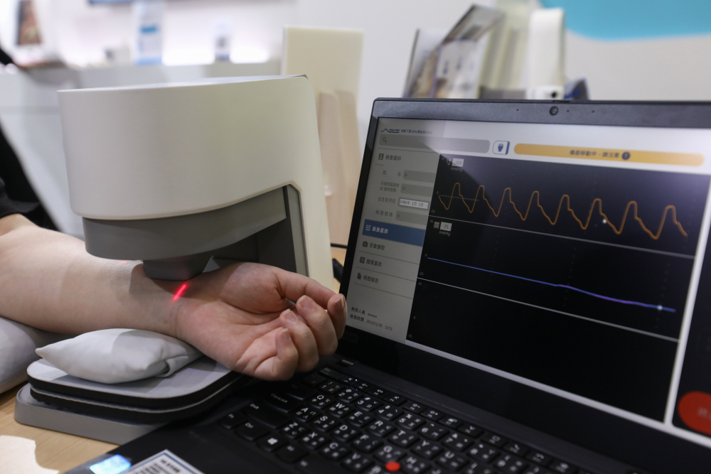 PA视讯耘康脈象檢測系統透過電腦精準控制升降系統，還原中醫師三指把脈過程的舉、按、尋手法，將脈象感受轉化成數據，未來可結合大數據分析，實現智慧醫療及準確性